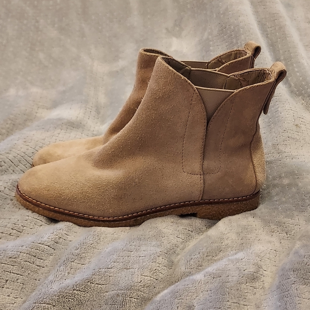BCBGeneration Women's Walta Ankle Chukka Boots Sz 8.5 Taupe Suede FLAWED